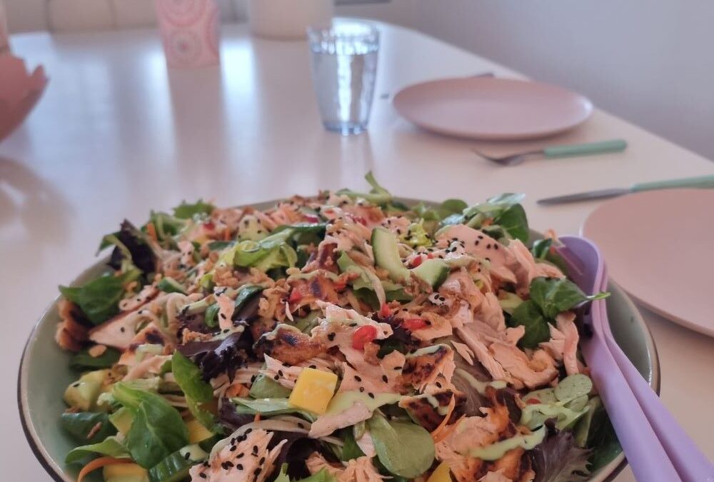 Noodlesalade met zalm en mango