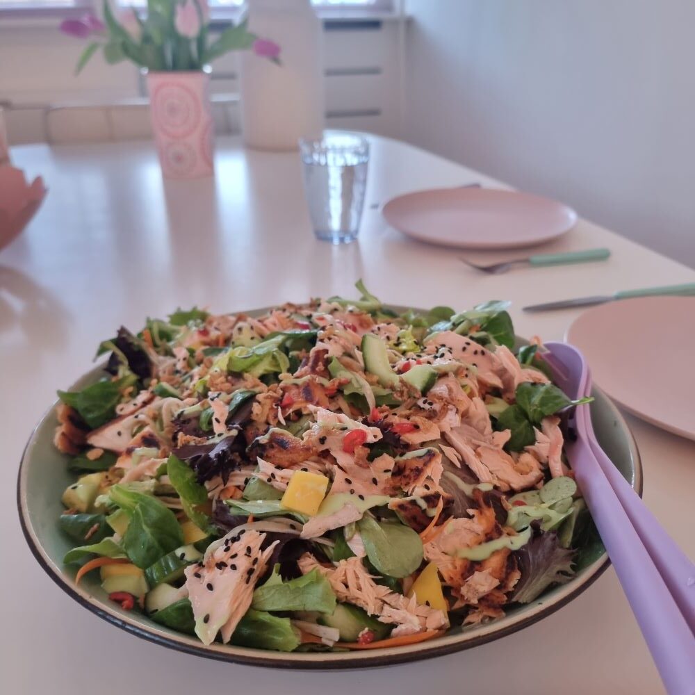 Noodlesalade met zalm en mango