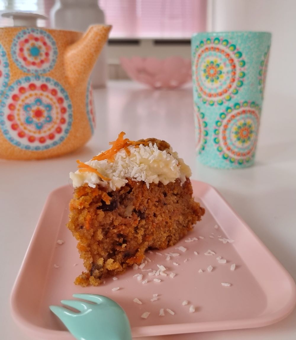 Worteltaart met Kokoslimoen glazuur