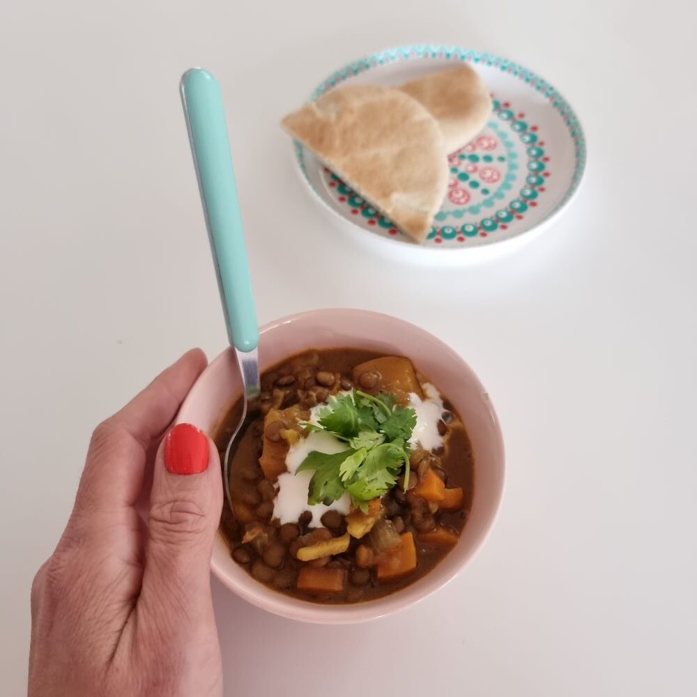Dahl met linzen, kokosmelk en mango