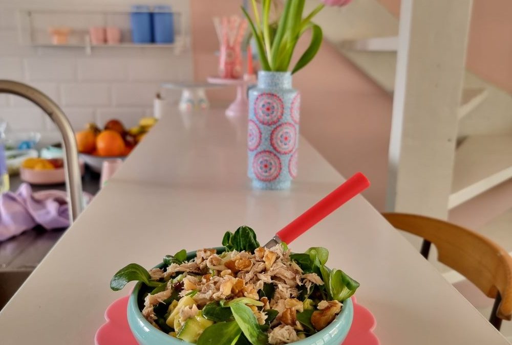 Veldsla met appel, avocado en makreel