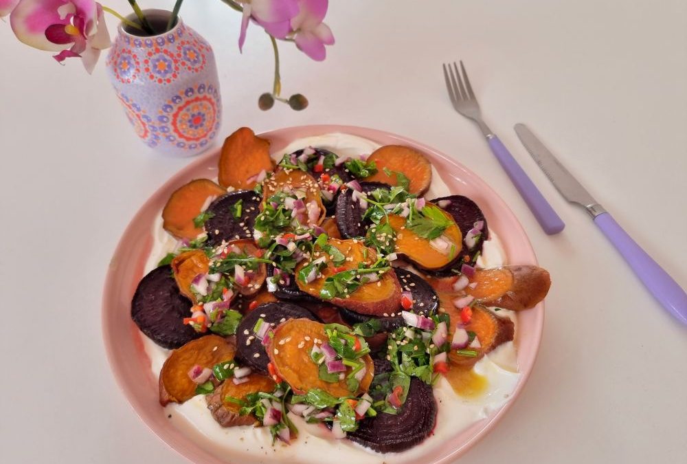 Geroosterde zoete aardappel en met biet met Thaise dressing