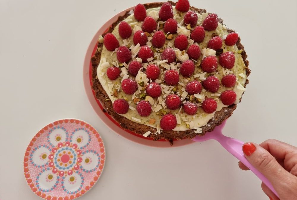Framboos, witte chocola en pistache taart