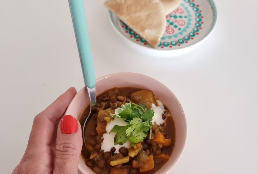 Dahl met linzen, kokosmelk en mango