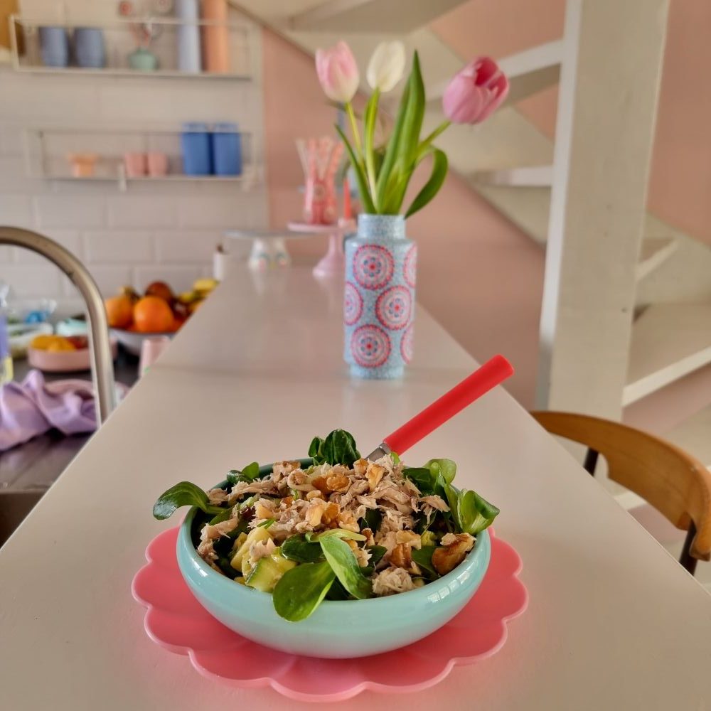 Veldsla met appel, avocado en makreel