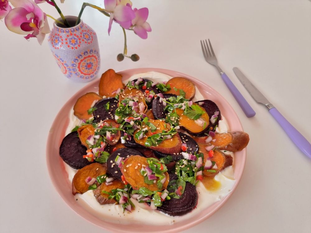 Geroosterde zoete aardappel en met biet met Thaise dressing