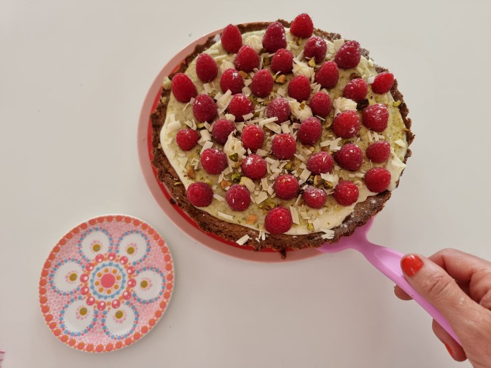 Framboos, witte chocola en pistache taart